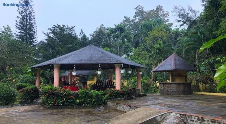 Acogedora Casa Rural en plena naturaleza frente al Río con piscina Bonao – Five-Bedroom House