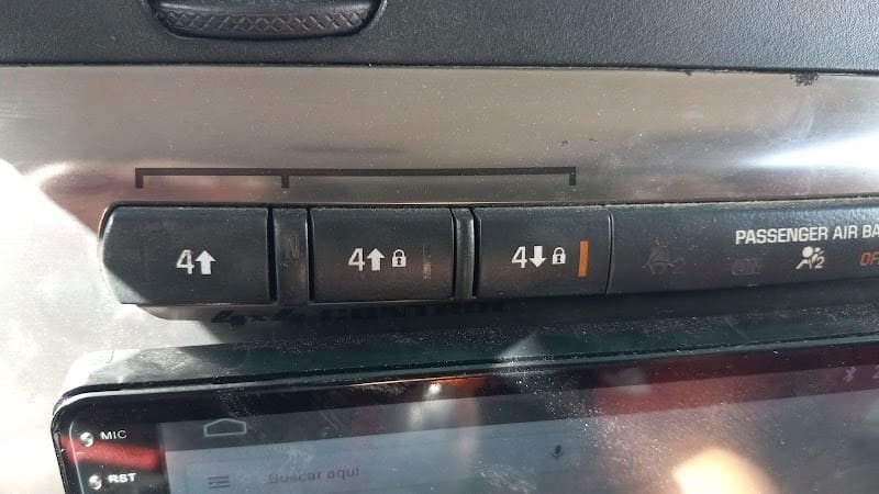 Centro Automotriz El Vengador / Automotive center