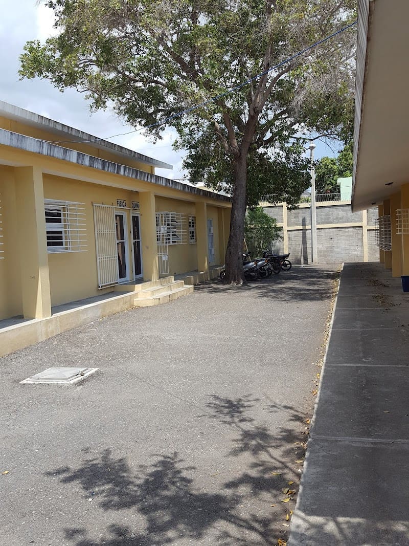 Escuela Aquiles Cabral, Laboratorios De La UASD