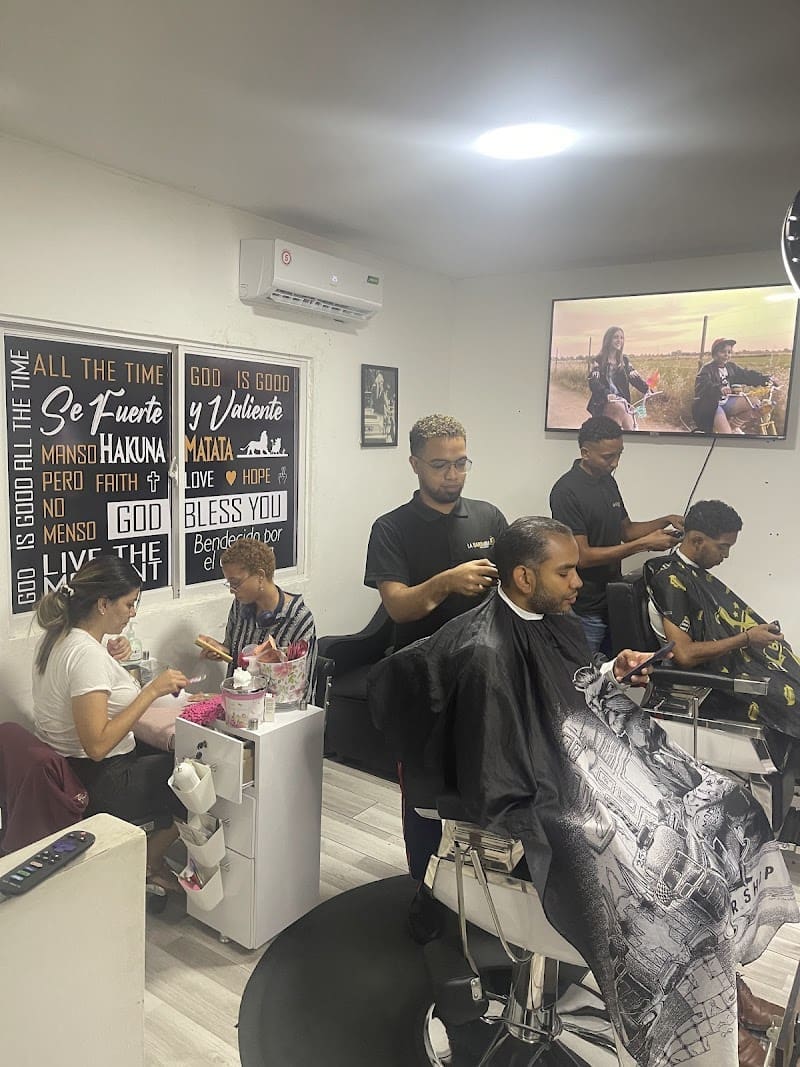La Barbaría ( barberia , barbershop , peluqueria , barbero , peluquero )