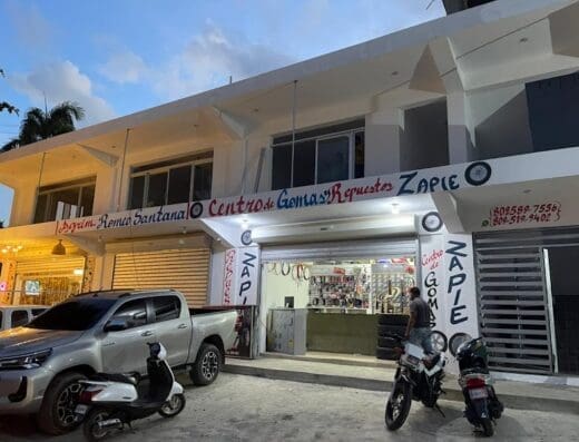 Plaza Castillo y Centro de Gomas y Repuestos Zapie
