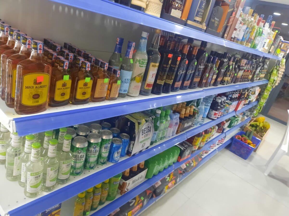 Supermarket 24 horas licor store Duran y gift shop money shange ATM venta de tours a todos el territorios Dominicano