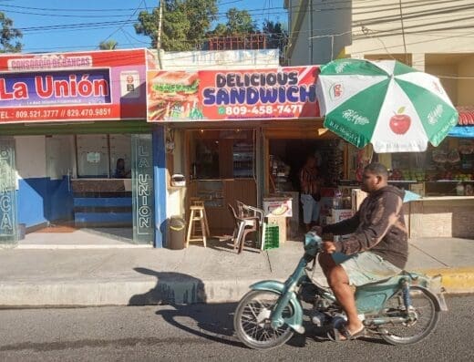Cafeteria Delicious sandwich