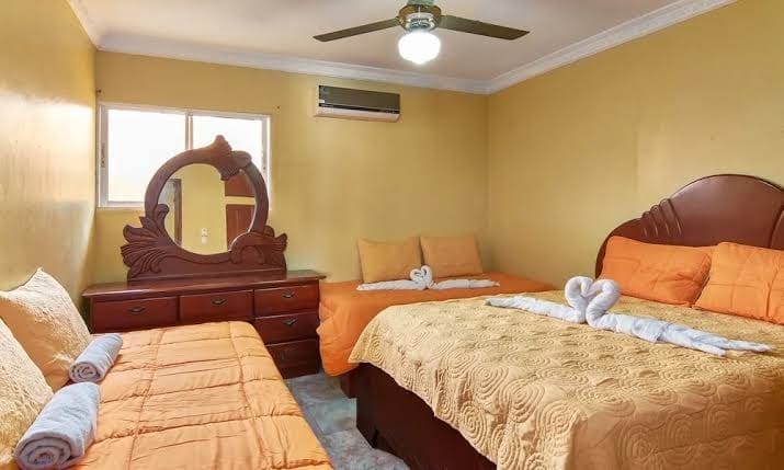 Room in Guest Room – Superior Double Room 2 Beds Close to Las Americas Airport & the City Center